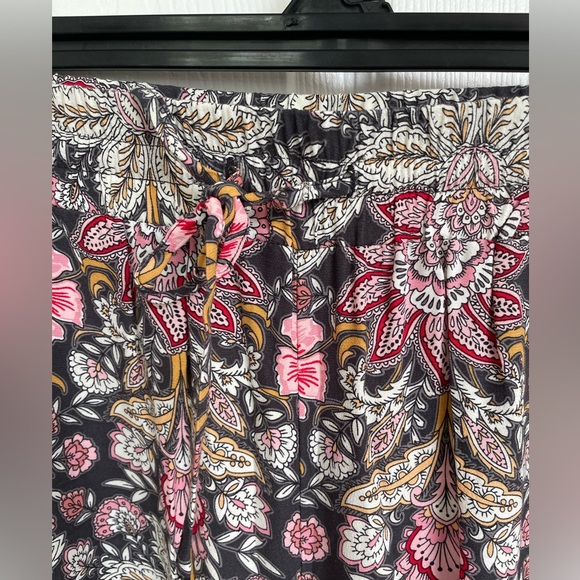 Loft size medium petite straight leg crop. Flora pattern. - Picture 4 of 6